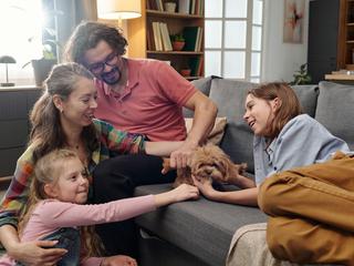 družina v dnevni sobi s psom