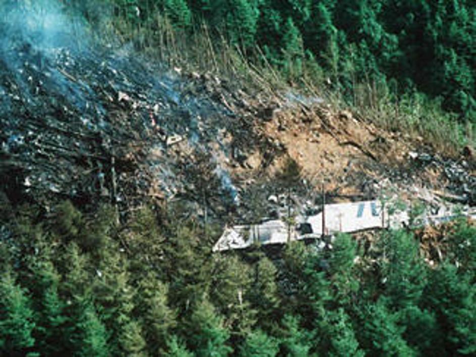 Japonsko letalo boeing 747SR je po vzletu eksplodiralo in se zaletelo v goro Osu