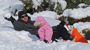 Hugh Jackman, hčerka Ava, sneg, pes