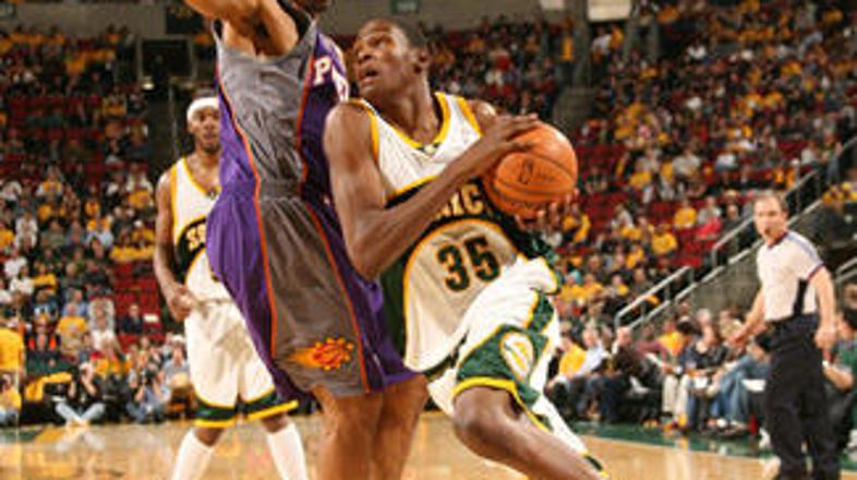 Mladi Kevin Durant sam ni zmogel vsega.