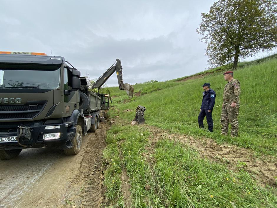 pripadniki Slovenske vojske pomagajo pri odstranjevanju posledic plazov | Avtor: MORS