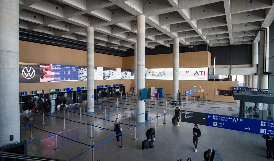 Hud udarec: Letalski prevoznik iz Ljubljane odpovedal več sto letov