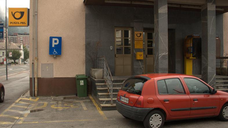 Stari prostori pošte na Jesenicah so bili zgrajeni leta 1951 ter nimajo dovolj p