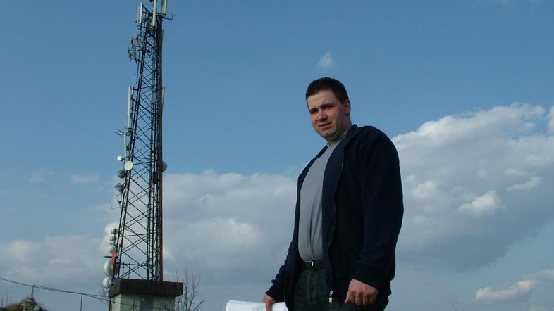 Andrej Štavar pravi, da stolp ne spada v vas, saj ima negativen vpliv na ljudi t