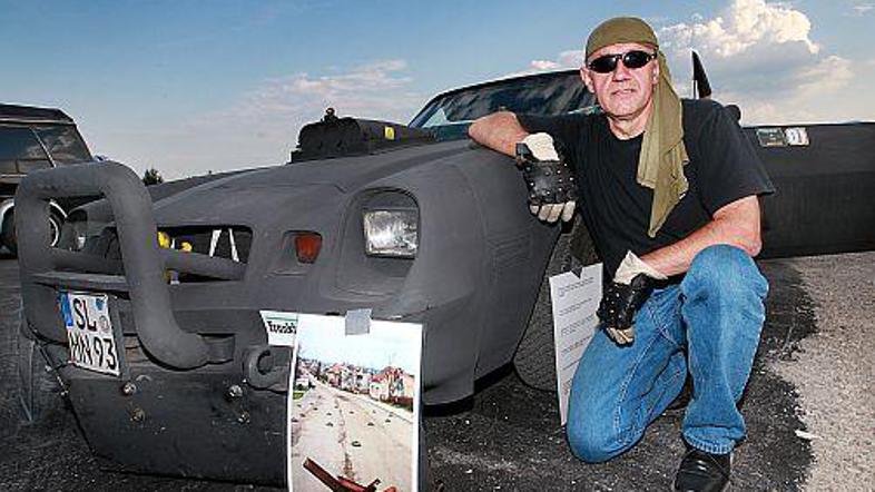 Gottes Rambo je poziral ob svojem "neprebojnem" Chevrolet Camaru.