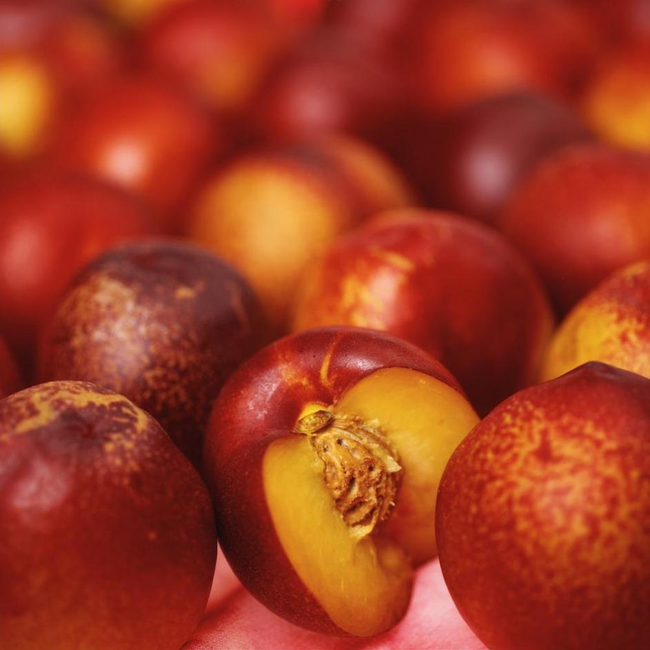 Jejte sadje, ki vsebuje veliko vode. (Foto: Shutterstock)