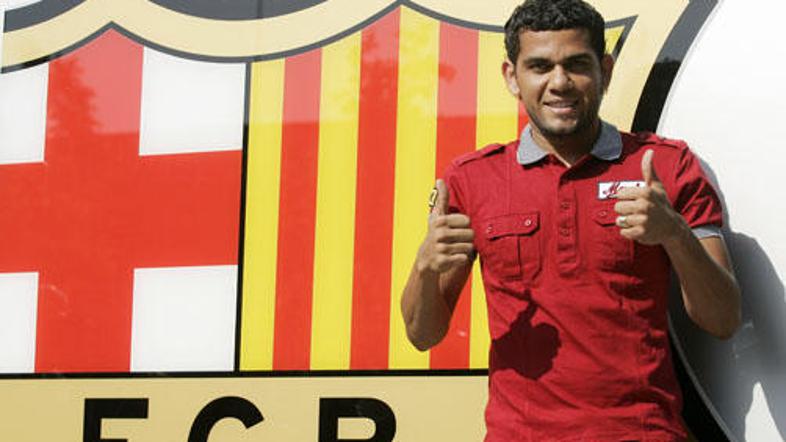 Dani Alves je ob prestopu v Barcelono kar žarel od sreče.