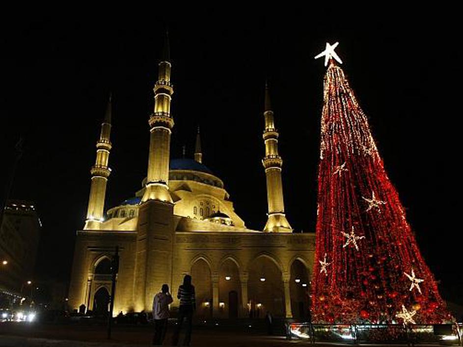 V Bejrutu sije rdeče božično drevesce.