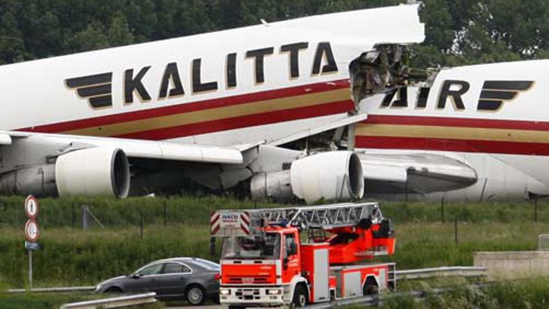 Letalo se je prelomilo.