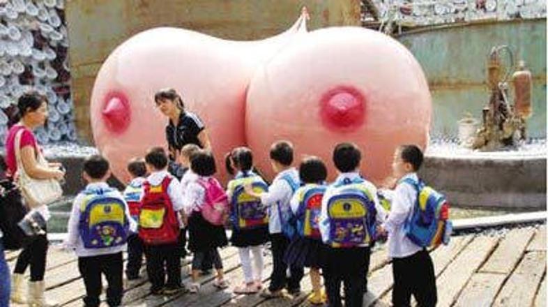 Ogromne prsi so že večkrat poškodovali, nekdo jim je celo poslušal nadeti nedrče