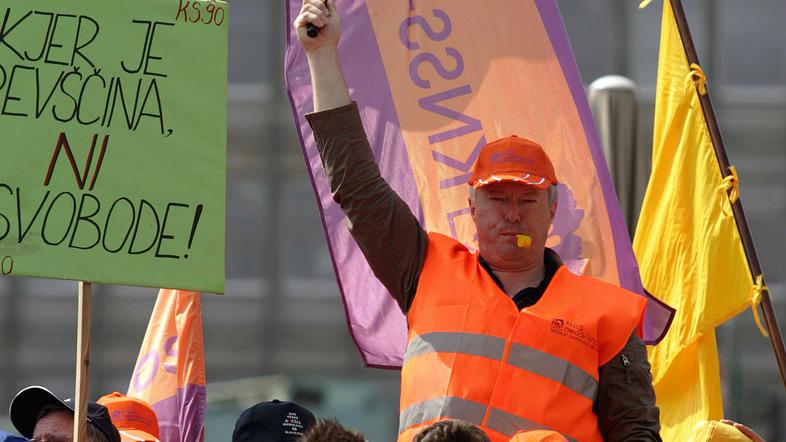 Vsak dan nas pokliče od 50 do sto ljudi, ki jih zanima, kje lahko preverijo, ali