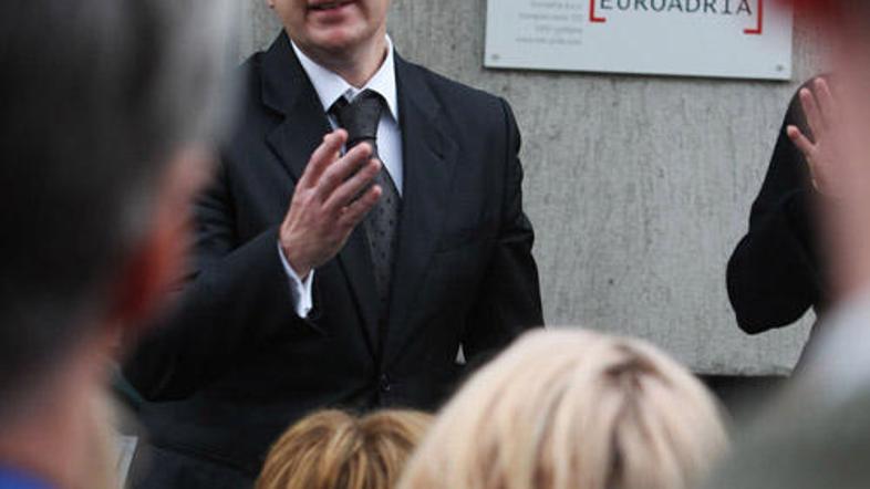 Nagode še vedno obljublja plače.