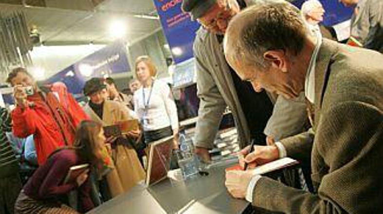 Predsednik med podpisovanjem knjige