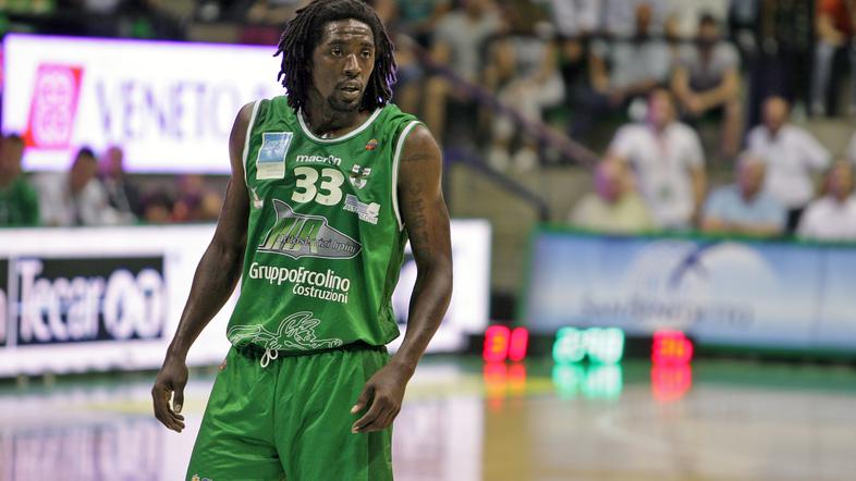 Omar Abdul Thomas ima slovenski potni list, za katerega pa ne ve, kako ga je dob