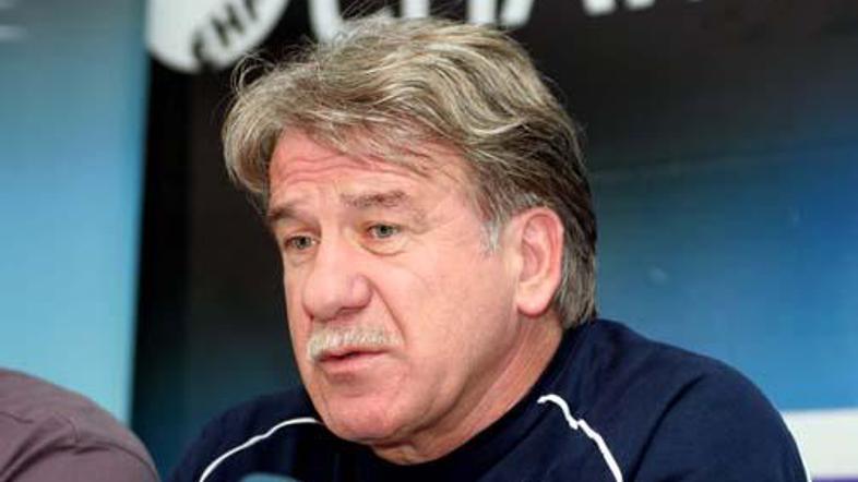 Kasimu Kamenici se trese stolček.