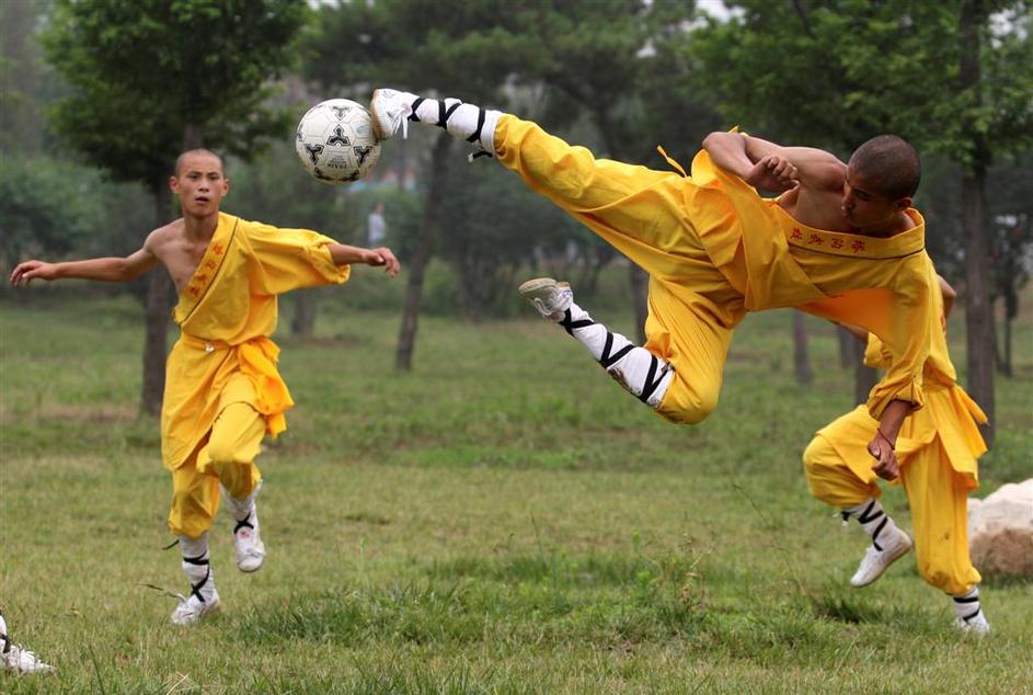 Študenti shaolina igrajo nogomet v šoli Tagou Wushu School v Zhengzhou.
