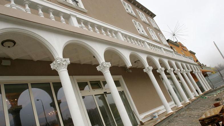 Med gradnjo hotela Rajka Hrvatiča so se odločili objekt povečati; zdaj koprska u