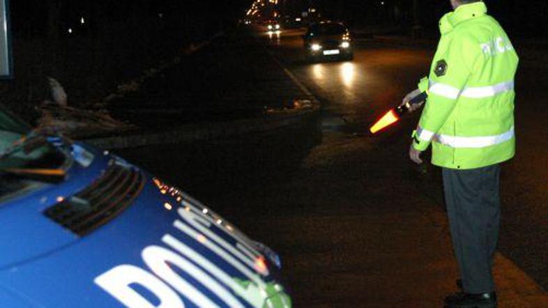 Nezadovoljni mladenič je skušal spor s policistoma rešiti z nožem.