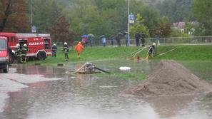 V soboto so gasilci neutrudno črpali meteorno vodo, ki je zalila predel med cest