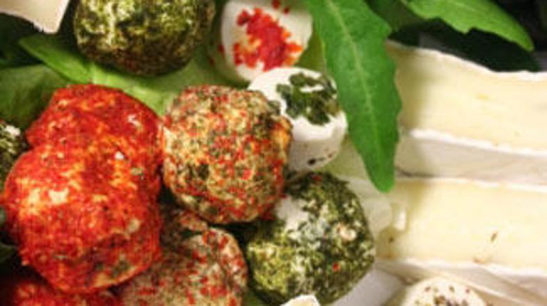 Za sirovo osnovo lahko uporabite različne vrste sira in jih razredčite s skuto a