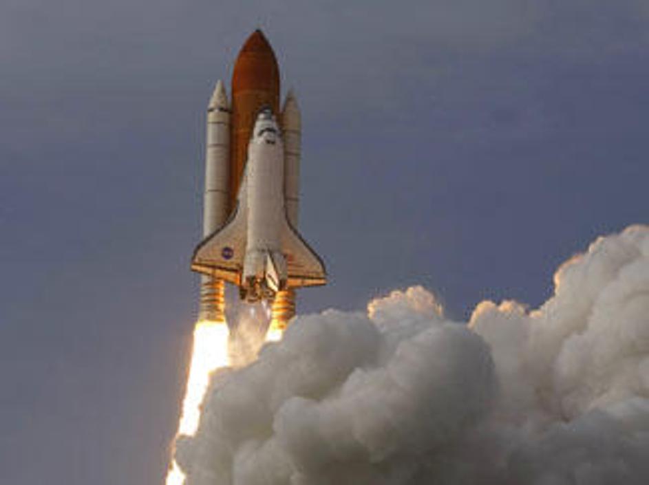 Tokratno misijo raketoplana vodi Mark Polansky, med Američani pa je tudi kanadsk