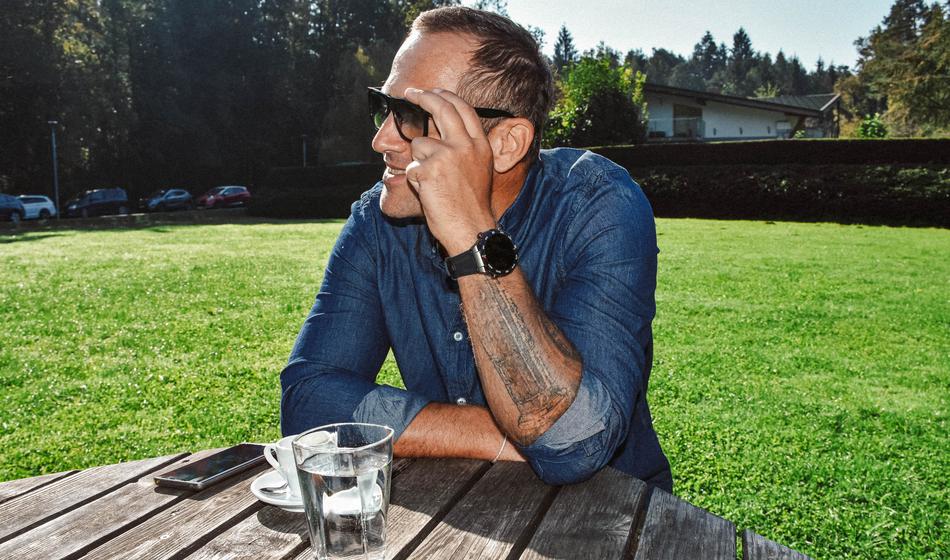 Drzni posnetki hčerke Jureta Koširja, kako žura v maminem stanovanju