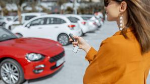 Nakup avta dekle voznica