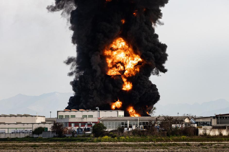 Italija: obsežen požar v tovarni topil