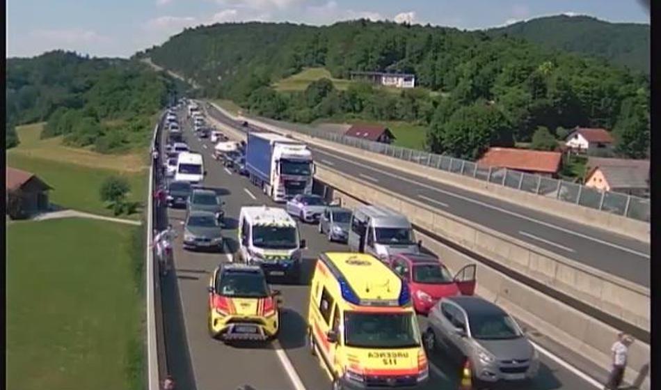 Kaosu ni videti konca, zdaj zaprli dolenjsko avtocesto