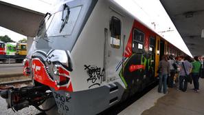 Na najbolj zaseden vlak iz Ljubljane proti Kamniku ob 15.15 vstopi več kot trist