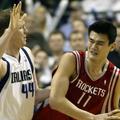 Dvoboj igralcev visokih 229 centimetrov: Shawn Bradley in Ja0 Ming.