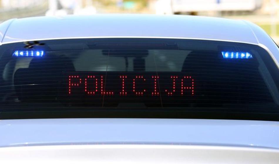 Trčil v tri peške, nato pa pobegnil. Ena je umrla.