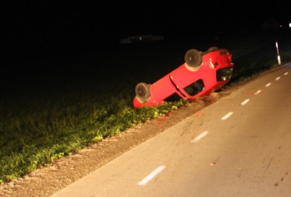 Bled, prometna nesreča, vozilo na strehi | Avtor: PU Kranj