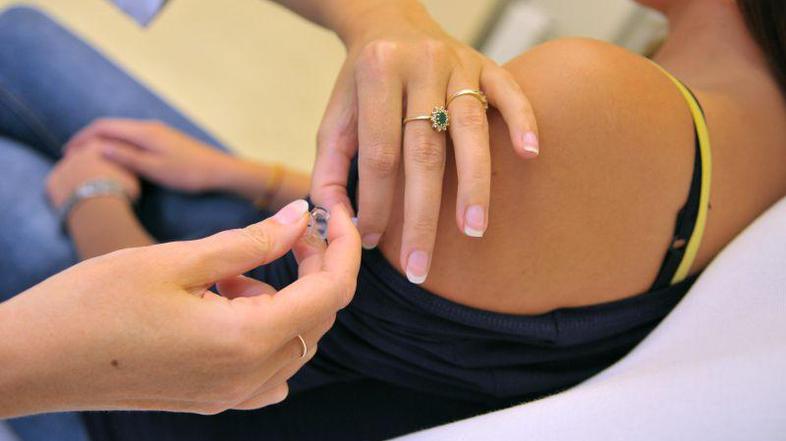 V Sloveniji se je proti virusu nove gripe cepilo okoli 103 tisoč ljudi, 294 jih 