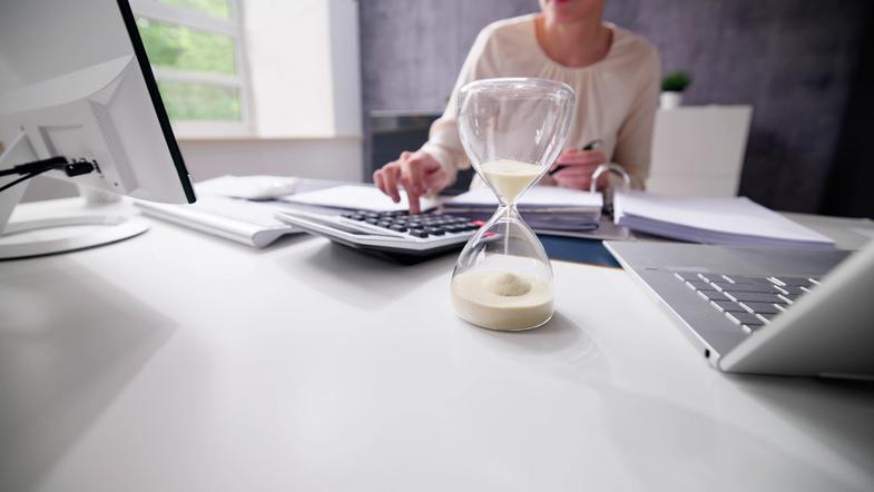 peščena ura iztek roka