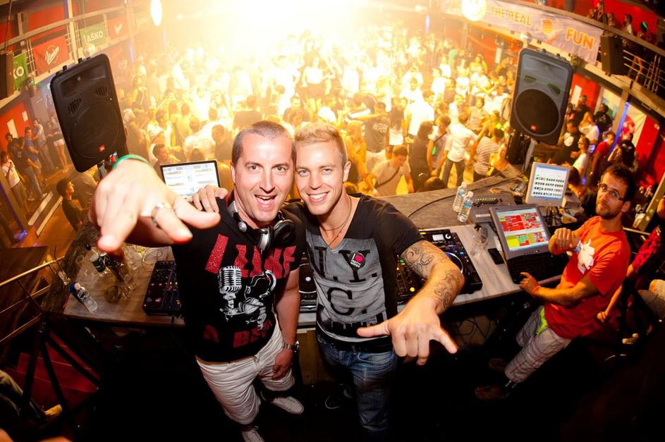 Absolventi vladali Zakintosu