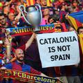 Barcelonski navijači s katalonskimi zastavami