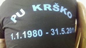 V spomin na več kot 30-letni obstoj PU Krško so si nekateri dali natisniti majic