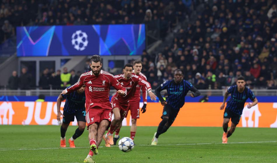 Sumljiva VAR reakcija odločila dvoboj titanov, Oblak po preobratu do zmage