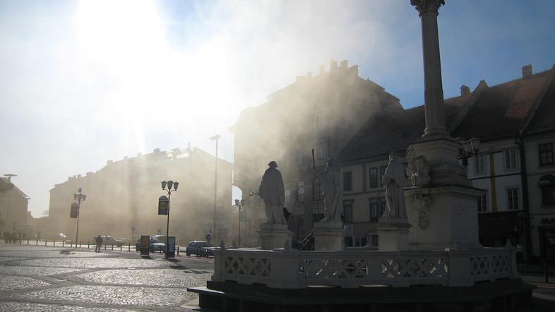 Požar naj bi se začel v dimniku bližnje okrepčevalnice.