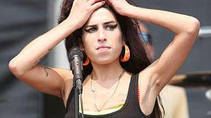Amy Winehouse se bo z darovanjem romunski sirotišnici vsaj malce odkupila za upo