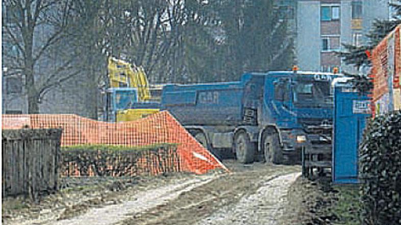 Parcela je z vseh strani obdana z objekti.