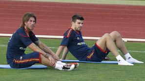 Sergio Ramos (levo) in Gerard Piqué na treningu v reprezentančni bazi. Oba sta b