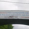 Transparent so izobesili na mostu preko ceste na Trubarjevi Rašici. (Foto: Zavod