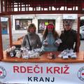 Učenci so na dobrodelni akciji Rdečega križa Drobtinica prodajali piškote, med i