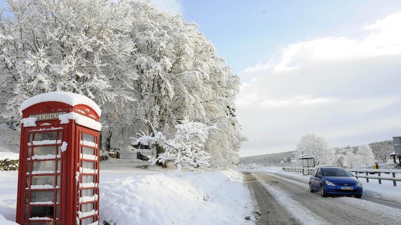 V Veliki Britaniji težave v prometu tudi zaradi pnevmatik, saj vozniki teh pred 
