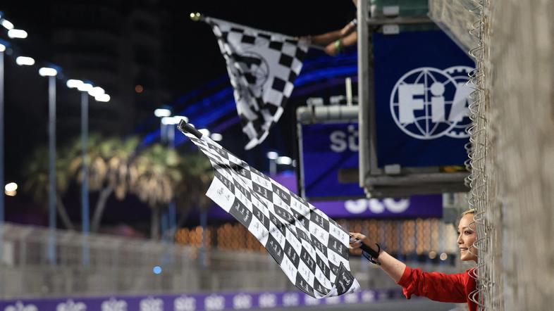 črno-bela zastava F1