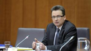 slovenija 07.02.12, Zvonko Cernac, minister za infrastrukturo in prostor, foto: 