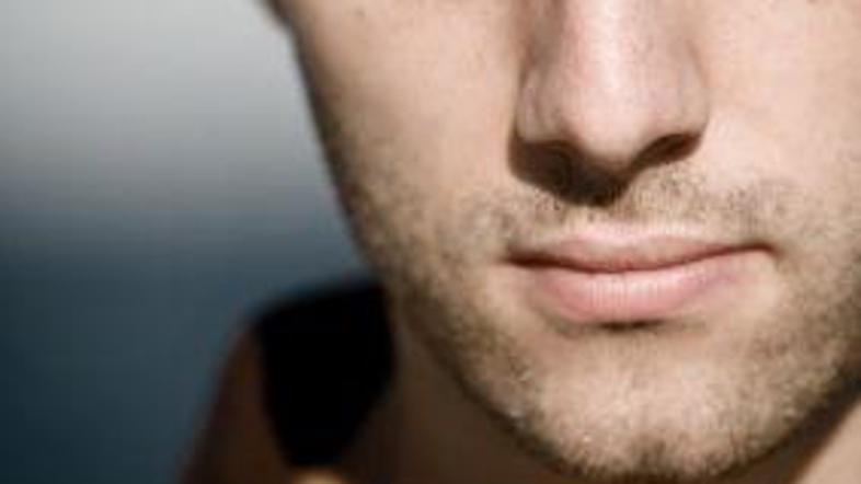 Dvodnevno bradico boste lažje obrili s pomočjo tople vode in pene za britje.