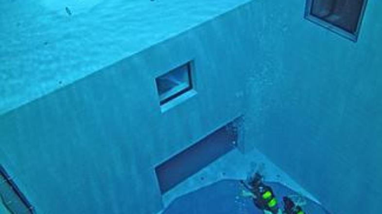 Bazen v Bruslju je ime dobil po kapitanu Nemu, Vernovem junaku iz romanov 20.000